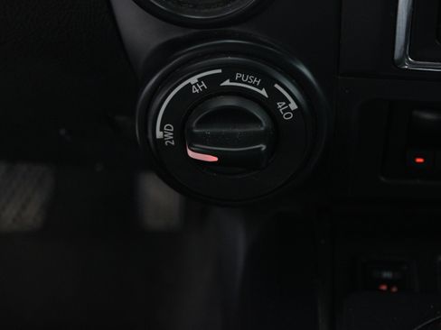 Used 2018 Nissan Titan SV w/ SV Convenience Package AWD/4WD image 25