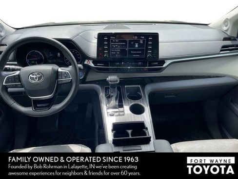 Used 2023 Toyota Sienna Limited FWD image 8