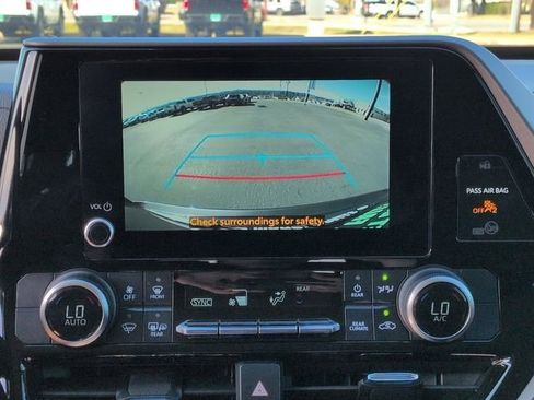 Used 2023 Toyota Highlander LE image 12