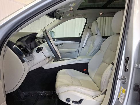 Used 2022 Volvo XC90 T5 Momentum image 11