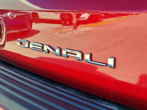 Used 2024 GMC Yukon XL Denali image 10