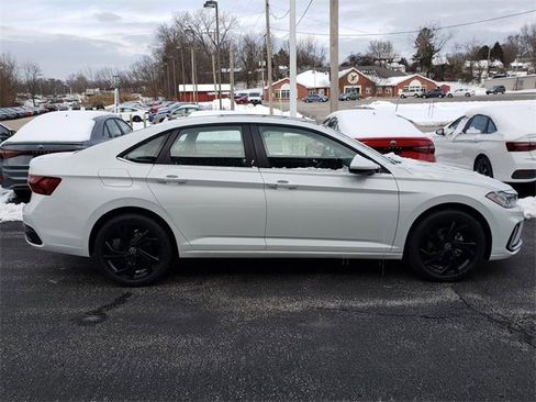 New 2026 Volkswagen Jetta SE image 2