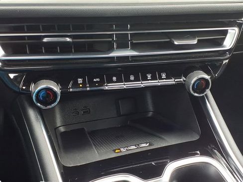 Used 2025 Chevrolet Traverse LT image 15