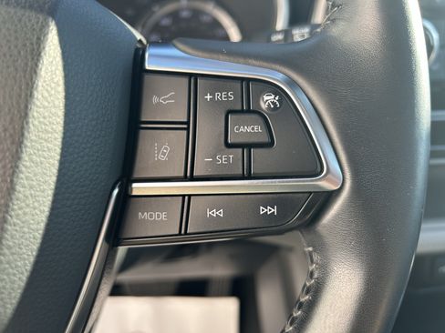 Used 2021 Toyota Highlander XLE AWD/4WD image 29