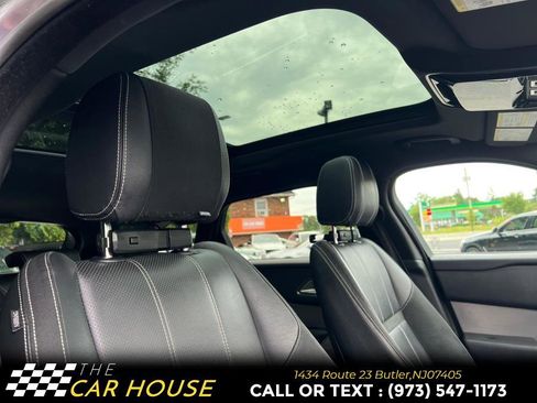 Used 2019 Land Rover Range Rover Velar R-Dynamic SE image 25