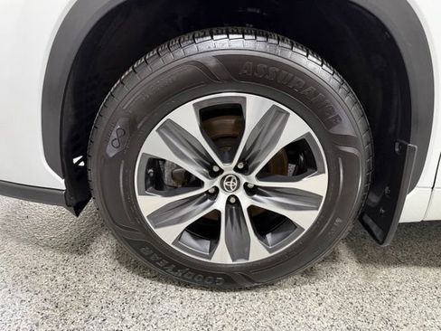 Used 2022 Toyota Highlander XLE AWD/4WD image 31