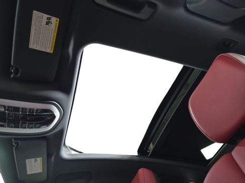 Used 2025 Porsche Macan image 28