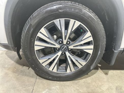 Used 2022 Nissan Rogue SV image 18