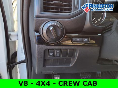 Used 2022 Nissan Titan SV w/ SV Convenience Package image 17