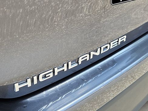 Used 2025 Toyota Highlander LE AWD/4WD image 30