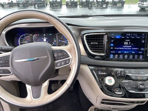 Used 2017 Chrysler Pacifica Platinum FWD image 10
