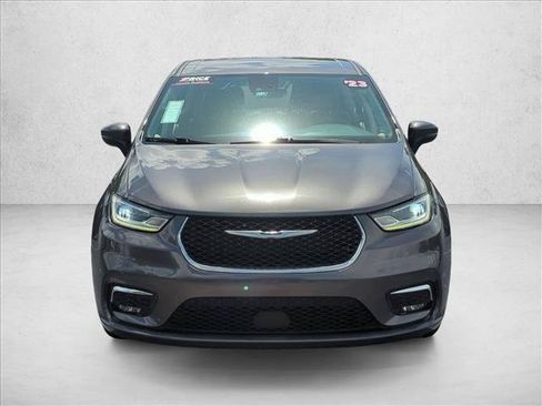 Used 2023 Chrysler Pacifica Touring-L FWD image 2