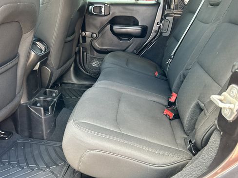 Used 2019 Jeep Wrangler Unlimited Sport image 23