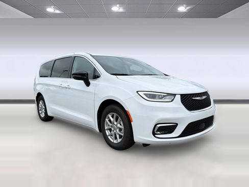 Used 2024 Chrysler Pacifica Touring-L FWD image 7