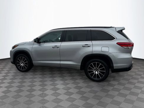 Used 2018 Toyota Highlander SE image 6