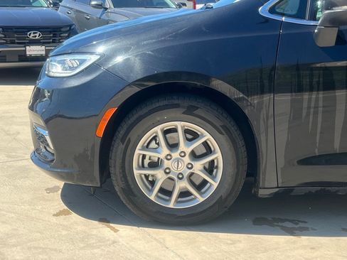 Used 2023 Chrysler Pacifica Touring-L FWD image 8