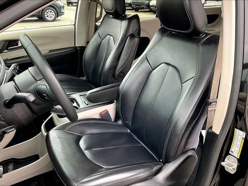 Used 2023 Chrysler Pacifica Touring-L FWD image 24