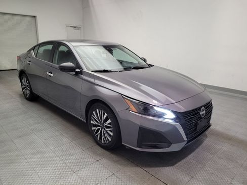 Used 2025 Nissan Altima 2.5 SV FWD image 13