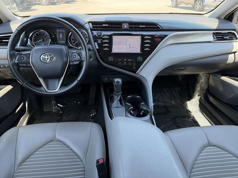 Used 2018 Toyota Camry SE w/ Moonroof Package FWD image 2