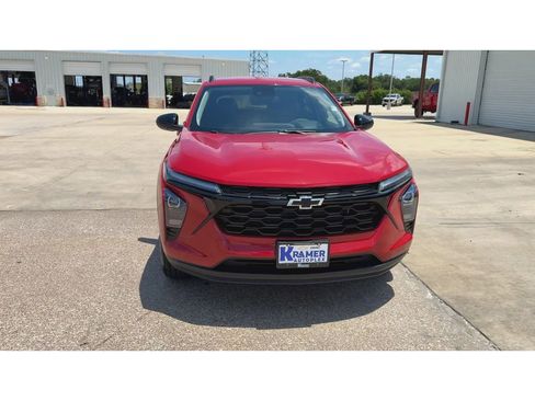 New 2026 Chevrolet Trax LT w/ Driver Confidence Package FWD image 3