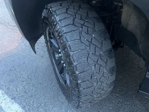 Used 2022 Chevrolet Colorado Z71 w/ Z71 Midnight Edition image 17