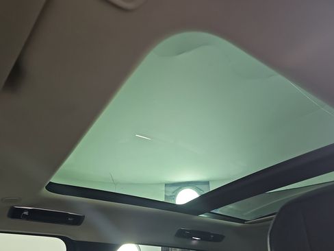 Used 2025 Land Rover Range Rover SE image 13