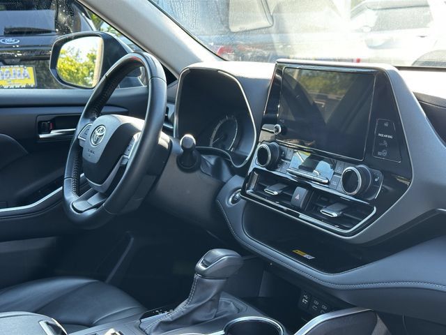 Used 2024 Toyota Highlander XLE AWD/4WD image 31