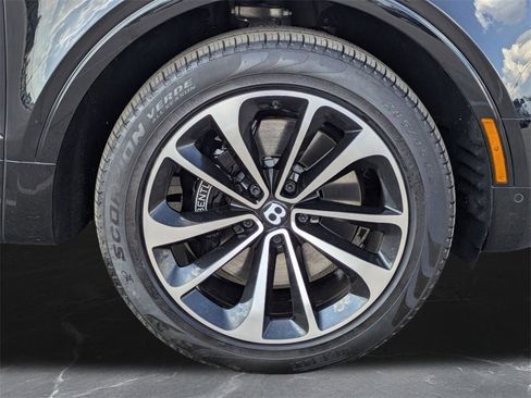 Used 2018 Bentley Bentayga image 37