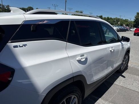 Used 2024 GMC Terrain SLT AWD/4WD image 3