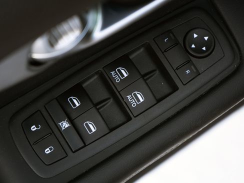 Used 2023 Chrysler Pacifica Touring-L w/ S Appearance Package image 38