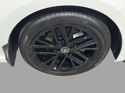 Used 2025 Toyota Camry SE image 9