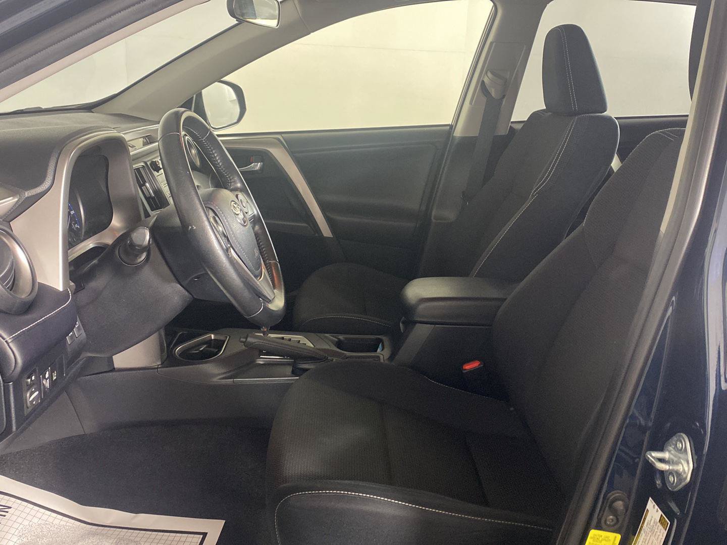 Used 2018 Toyota RAV4 XLE AWD/4WD image 25