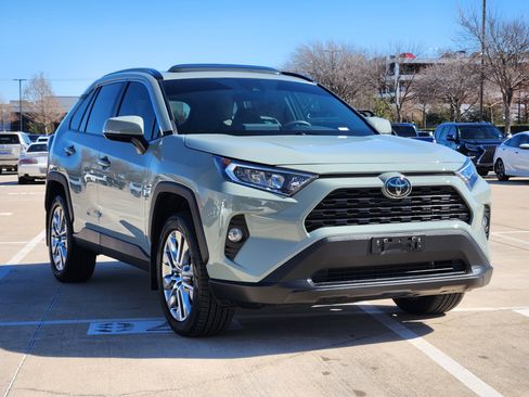 Used 2021 Toyota RAV4 XLE Premium image 2