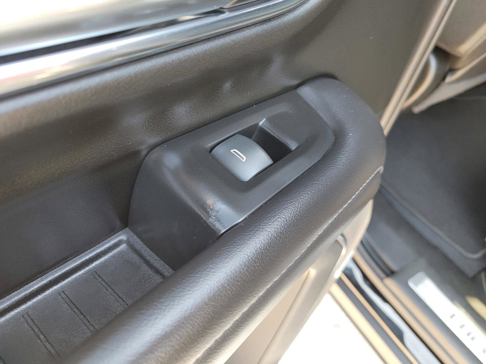 Used 2022 Chevrolet Suburban LT RWD image 17
