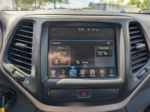 Used 2017 Jeep Cherokee Latitude w/ Cold Weather Group AWD/4WD image 4