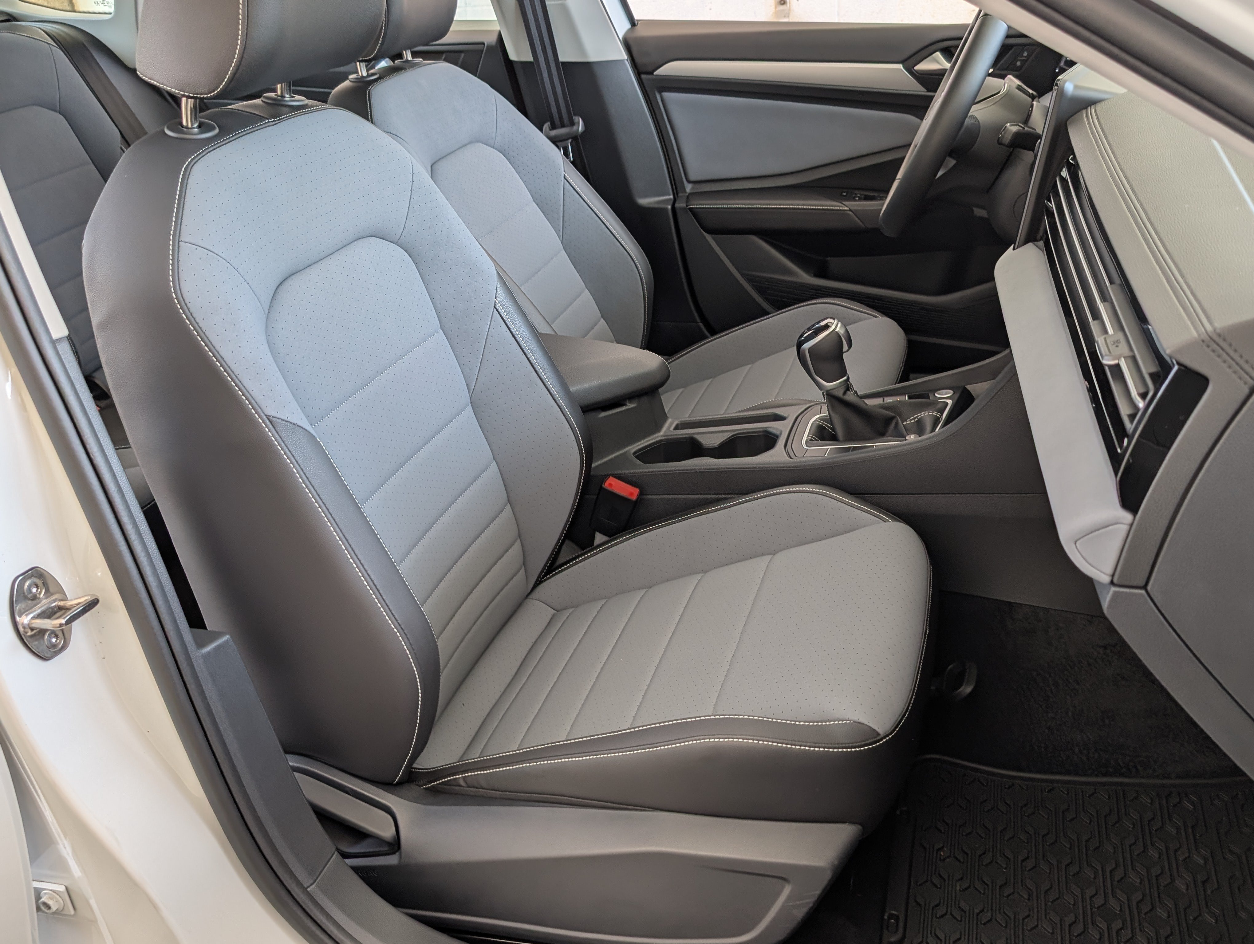 Used 2025 Volkswagen Jetta SE w/ Sunroof Package FWD image 21