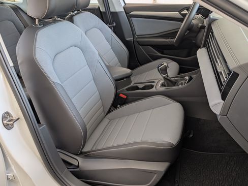 Used 2025 Volkswagen Jetta SE w/ Sunroof Package FWD image 21
