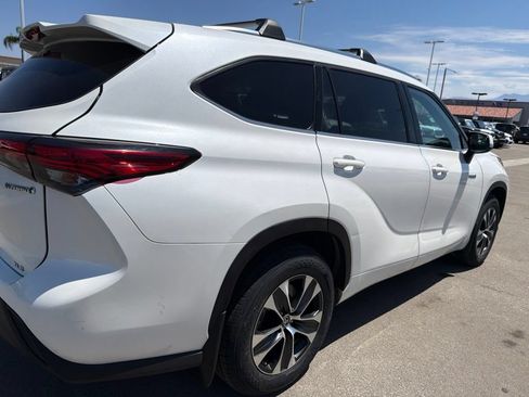 Used 2021 Toyota Highlander XLE AWD/4WD image 12