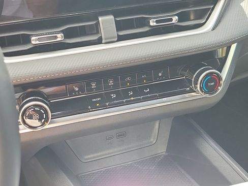 Used 2025 Chevrolet Equinox LT image 24