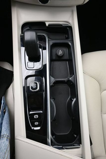 Used 2024 Volvo XC60 B5 Core AWD/4WD image 12