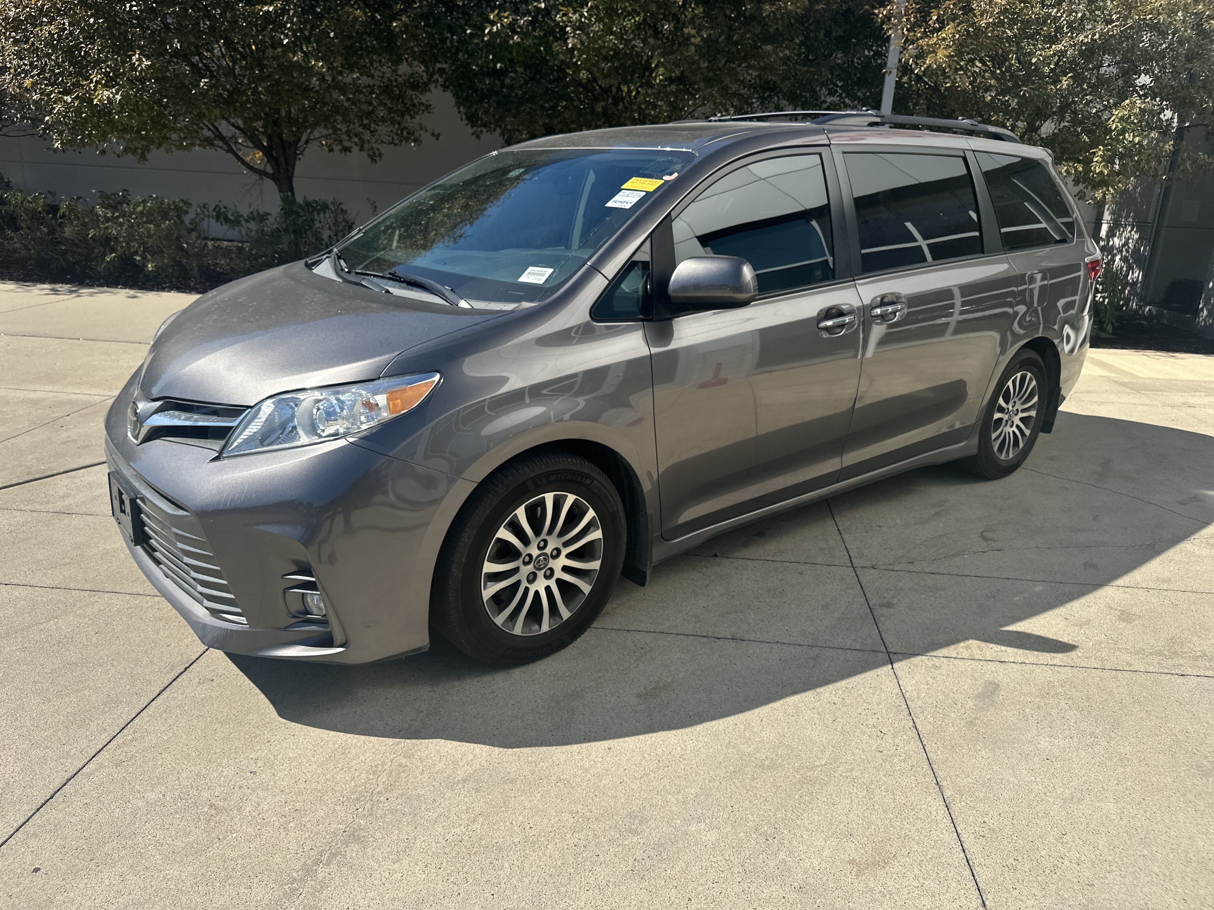 Used 2018 Toyota Sienna XLE w/ XLE Navigation Package FWD image 3