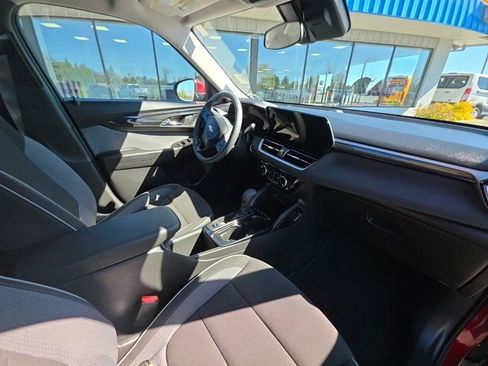 Used 2025 Chevrolet TrailBlazer LT AWD/4WD image 14