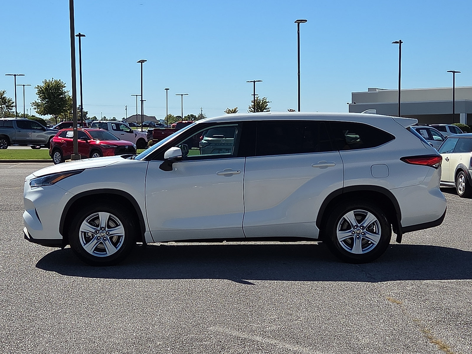 Used 2021 Toyota Highlander LE AWD/4WD image 3