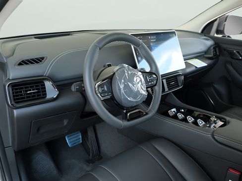 New 2025 VinFast VF 8 Eco AWD/4WD image 7