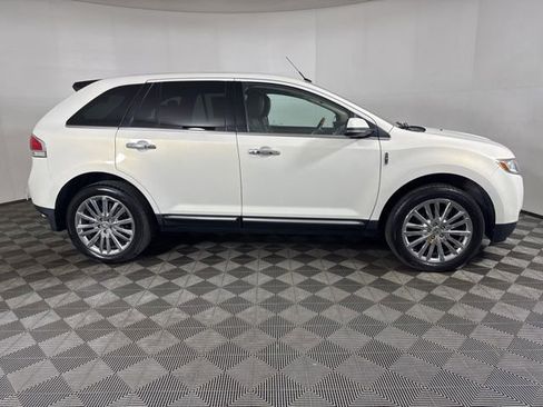 Used 2013 Lincoln MKX FWD image 2