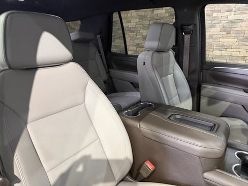 Used 2023 GMC Yukon SLT w/ SLT Luxury Package image 2