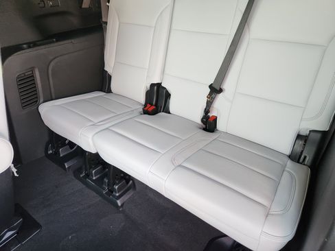Used 2025 Chevrolet Suburban Premier RWD image 30