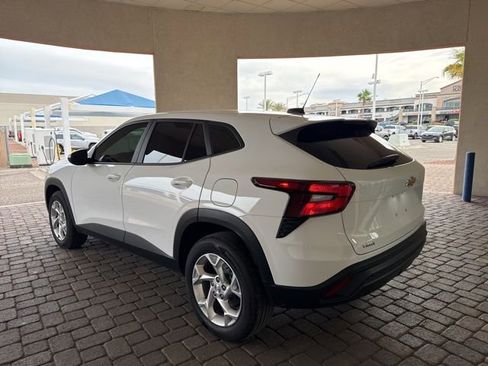 Used 2025 Chevrolet Trax LS w/ LS Convenience Package image 3