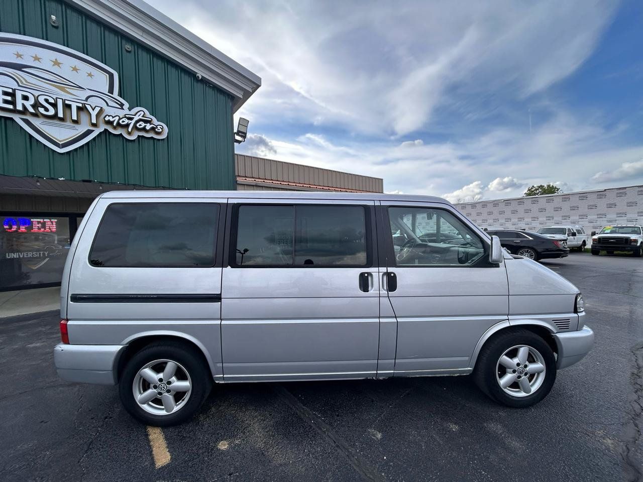 Used 2002 Volkswagen Eurovan GLS FWD image 2