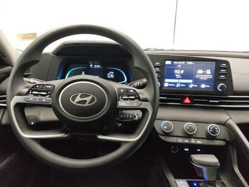 Used 2025 Hyundai Elantra SE w/ Cargo Package FWD image 22